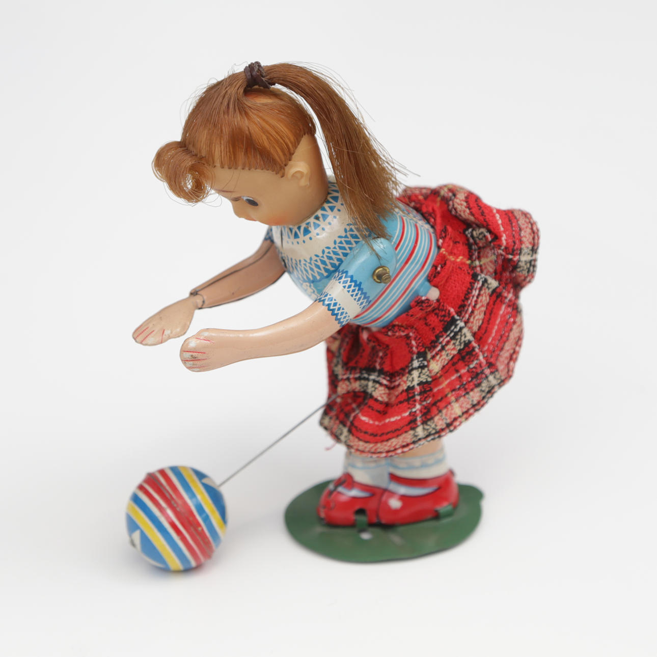 LEKSAK, mekanisk, bollspelande flicka.