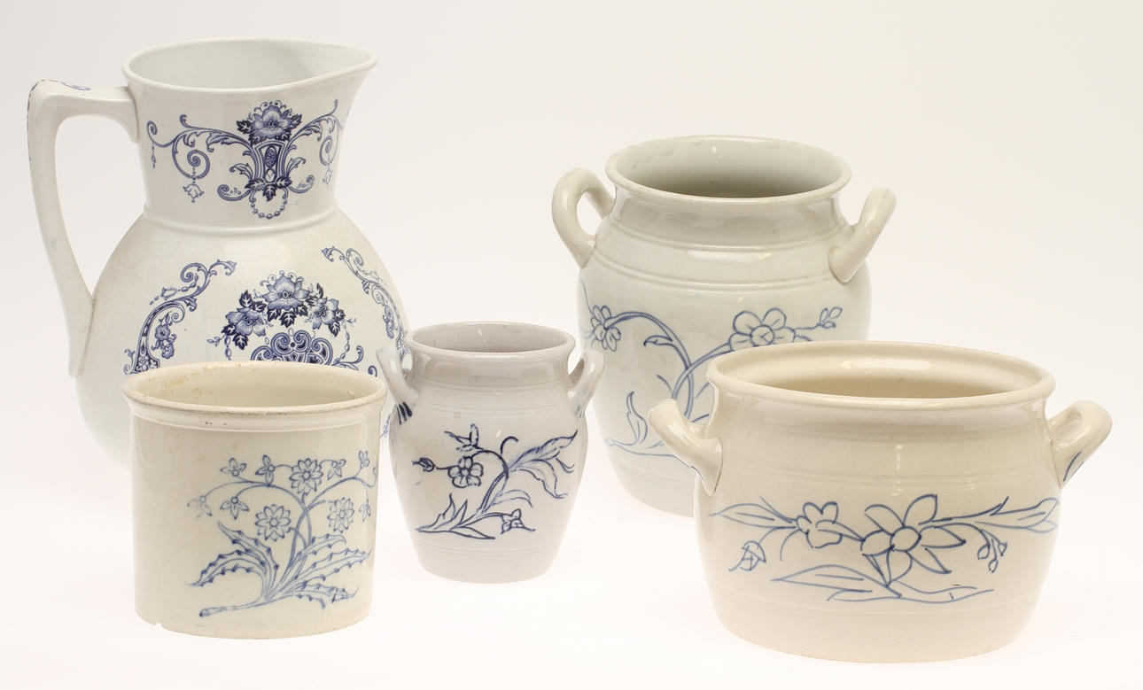 PARTI KRUS, 4 st, samt KANNA, blåvit dekor, Rörstrand och Gustavsberg. 1900-tal.