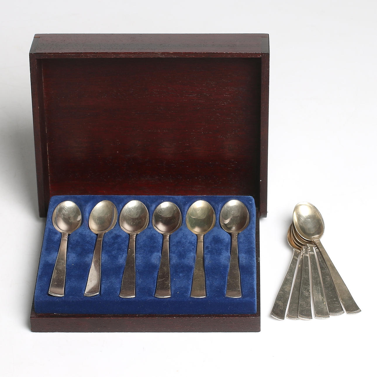 KAFFESKEDAR, 12 st, silver, "Rosenholm", GAB. Jacob Ängman. Numrerat jubileumsschatull, nr 576/1982.