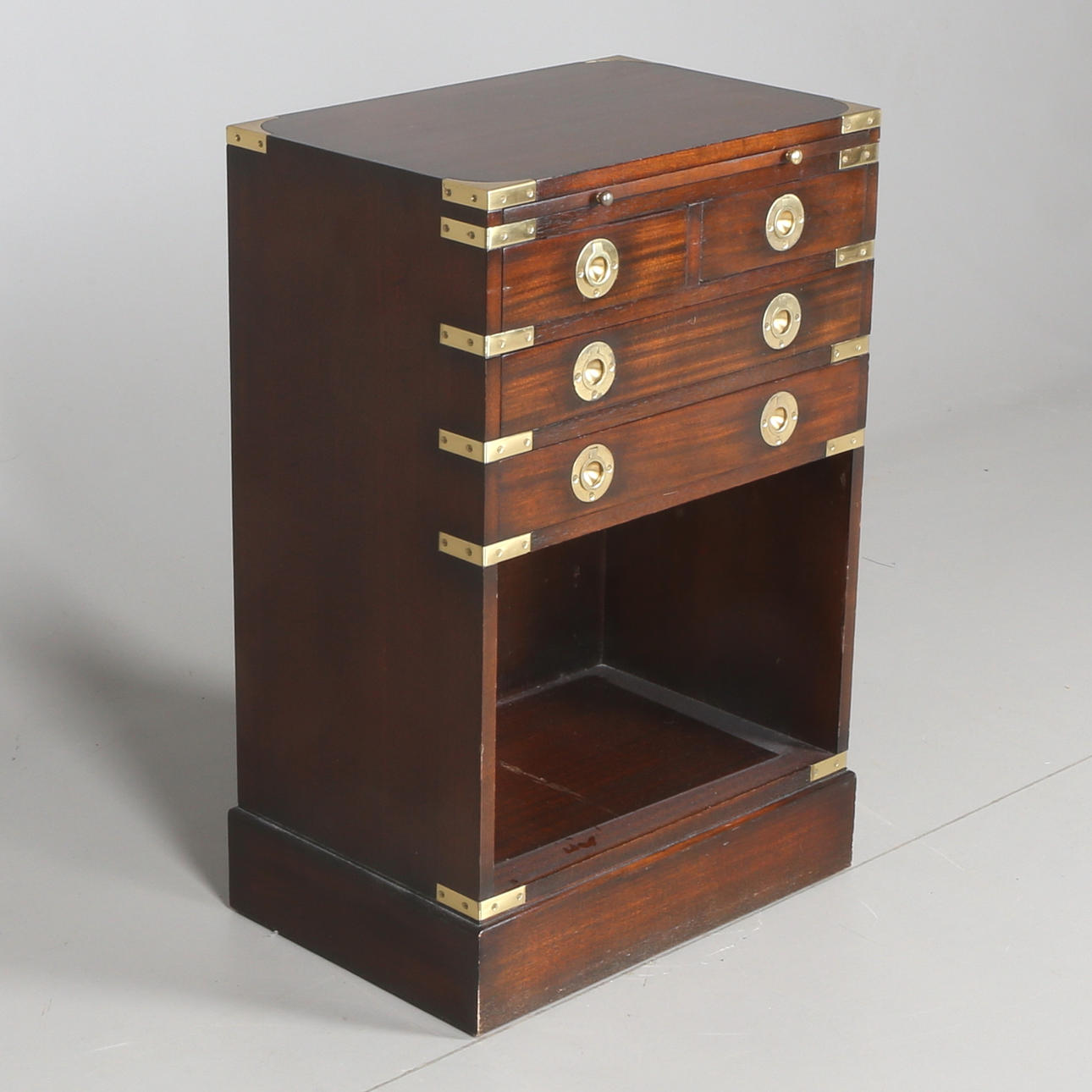 SÄNGBORD, engelsk stil, trä/mässing, 1900-talets andra hälft.