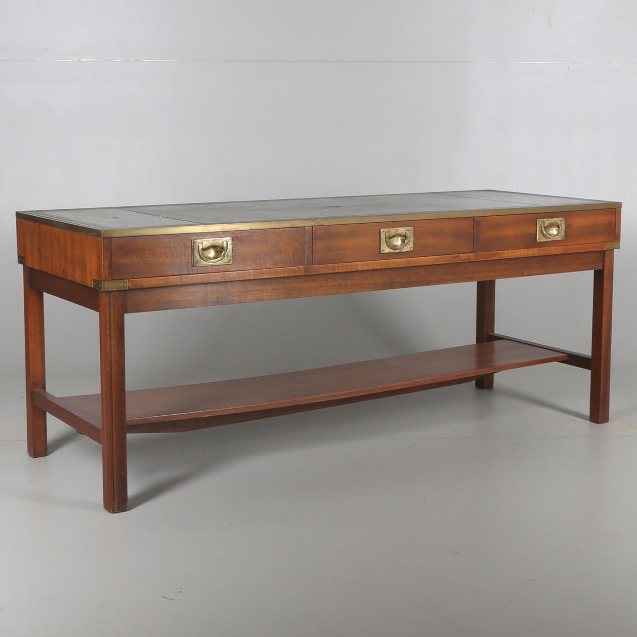 SOFFBORD, engelsk stil, trä, mässing och läder, 1900-talets andra hälft.