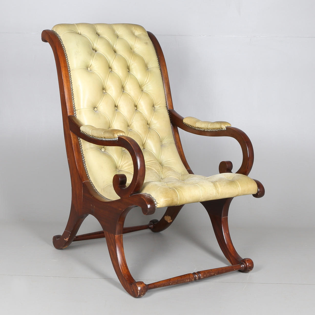 FÅTÖLJ, trä/läder, 1900-talets andra hälft.