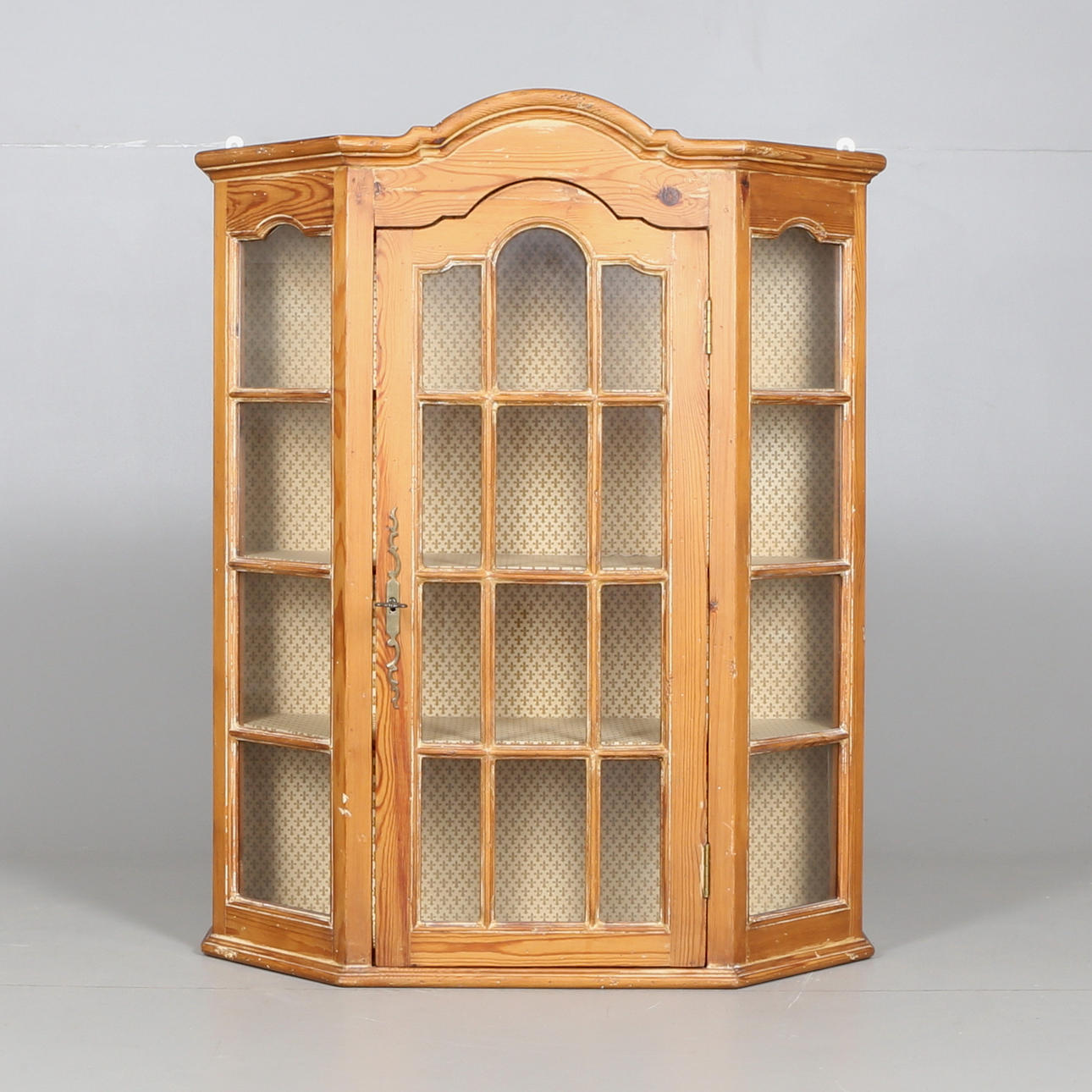 HÄNGVITRINSKÅP, trä, 1900-tal.