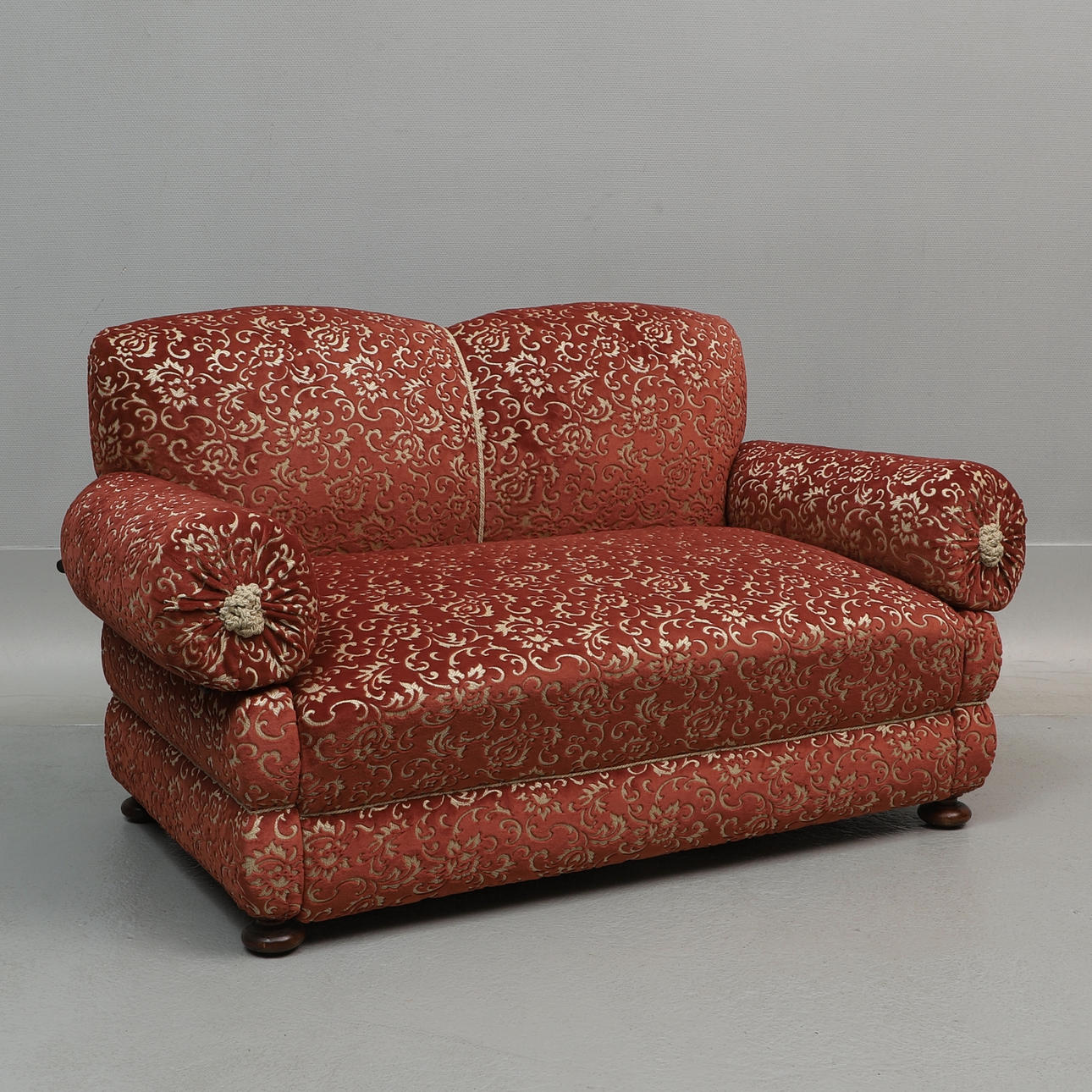 Ein Schlafsofa mit Holzrahmen, erste Hälfte des 20. Jahrhunderts.