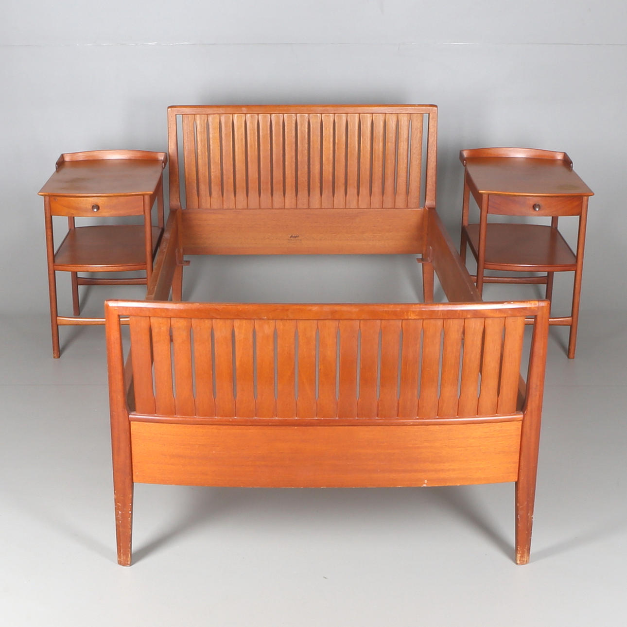 SÄNGSTOMME samt SÄNGBORD, ett par, Carl Malmsten, Bodafors, 1900-talets tredje fjärdedel.