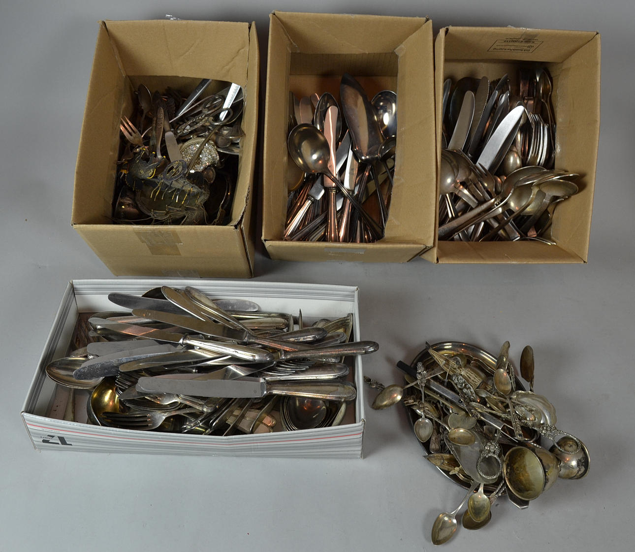 BLANDAT PARTI SILVER OCH SILVERPLÄTERAD.