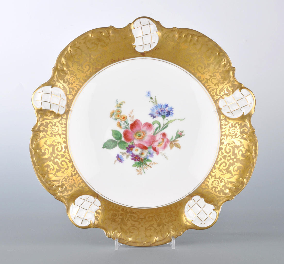 ROSENTHAL, ALT BRABANT GOLD. Skål med piedestal, blommor och guldmålning.