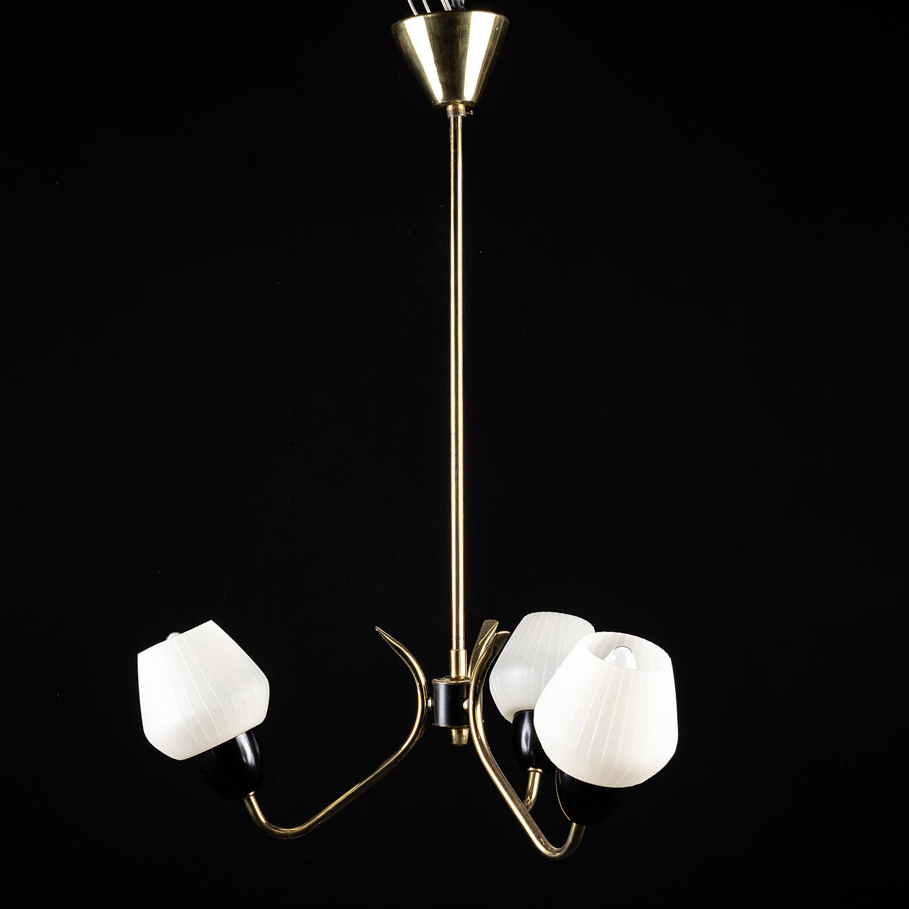 LÁMPARA DE TECHO, 3 brazos, vasos de plástico.