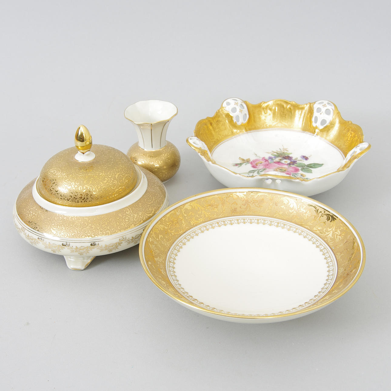 SKÅLAR SAMT VAS, 4 delar, porslin, Tyskland.