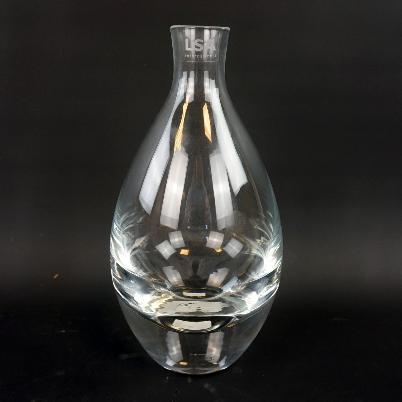 Eine Glaskaraffe, LSA International, mit Etikett.