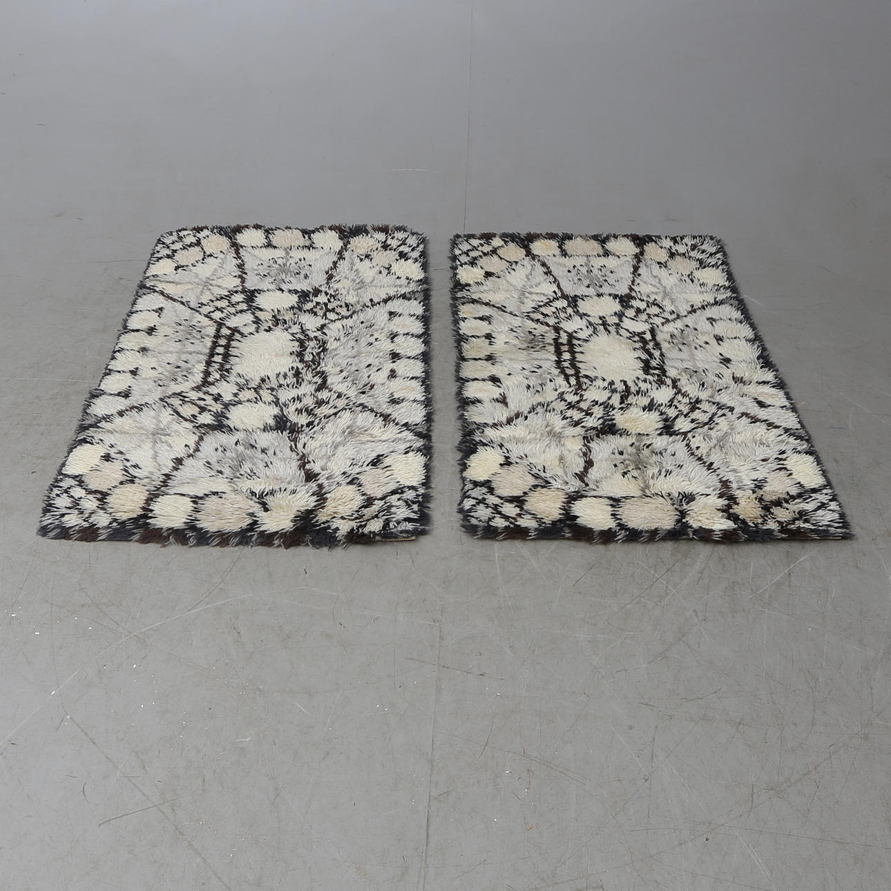 RYAMATTOR, ett par, "Löfstad", Marianne Richter, Östergyllen, AB Wahlbecks mattor, Linköping, 120x70 cm.
