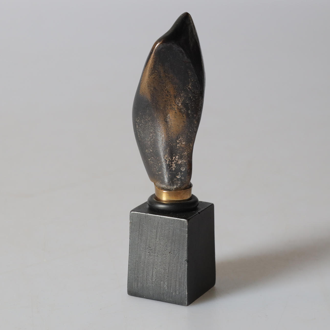 AGNETA GYNNING. vinpropp, brons, "Move", monogramsignerad i gods.