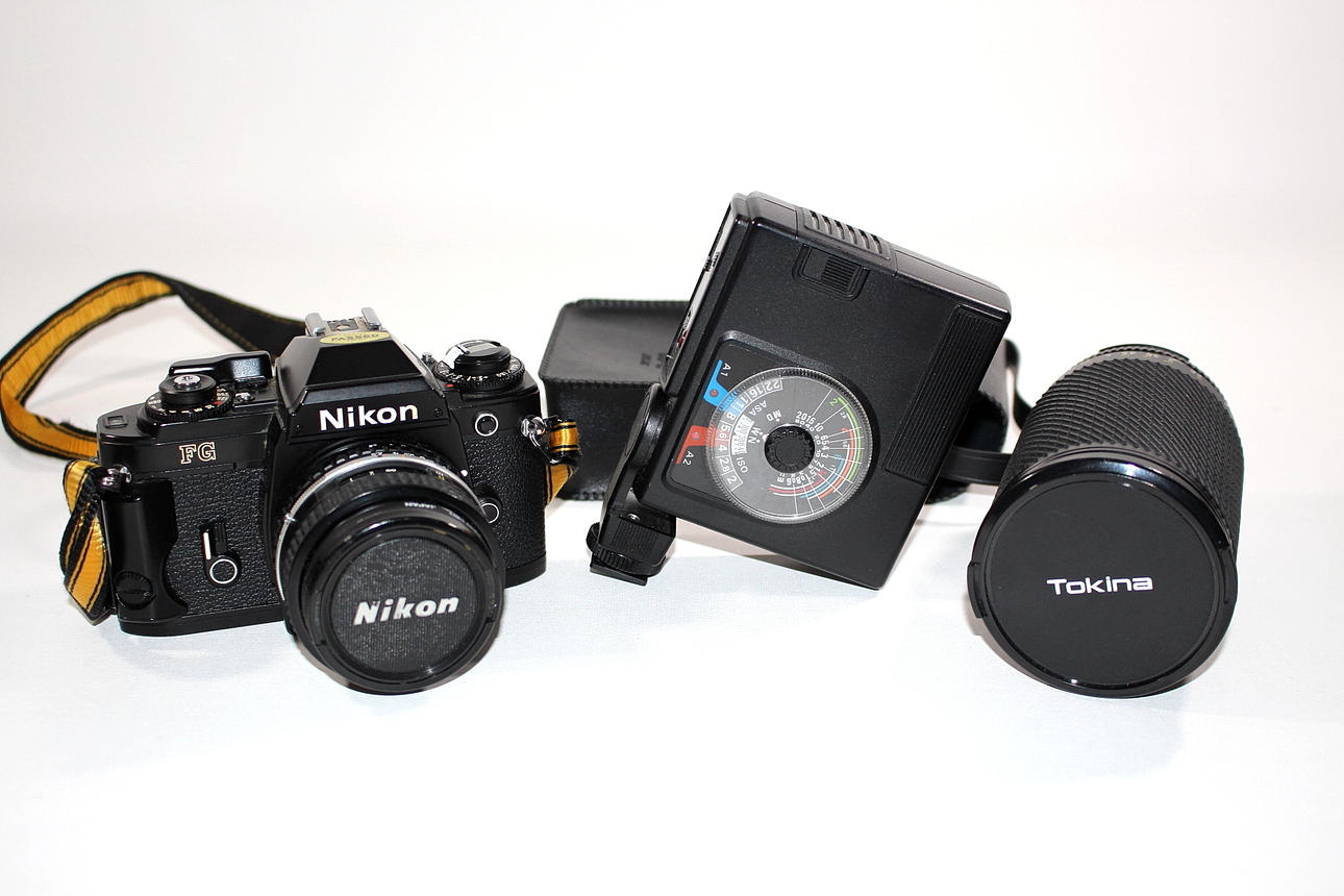 KAMERA , Nikon FG, 2 objektiv, blixt.