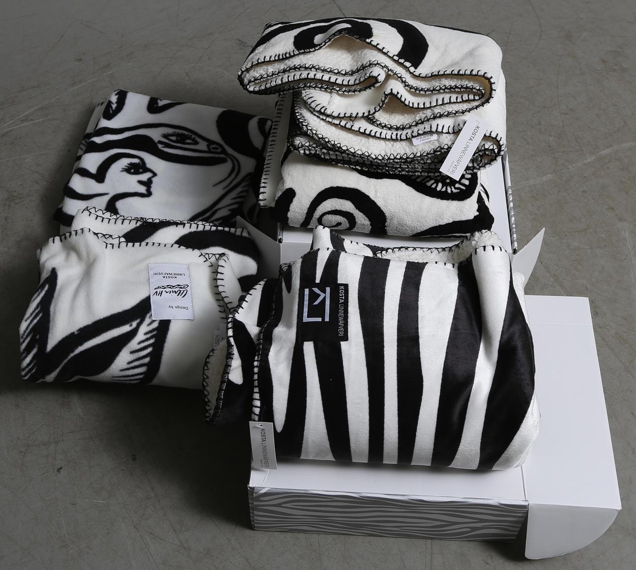 PLÄDAR. 4 st, Kosta Linnewäfveri.