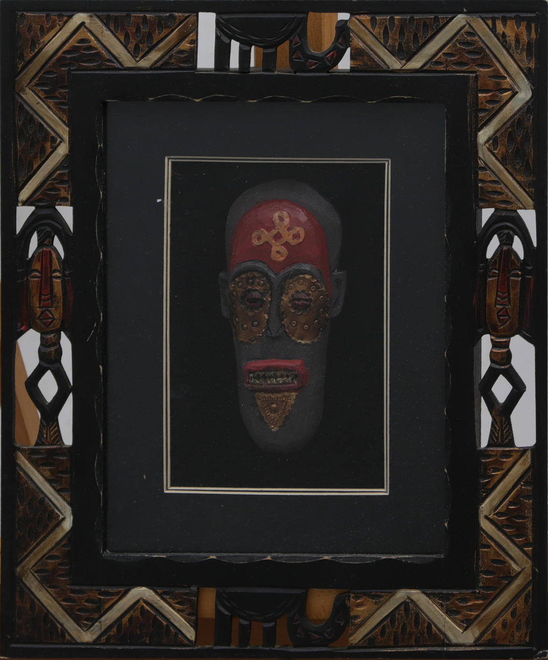 MASKE, Holz, im Rahmen, modern.