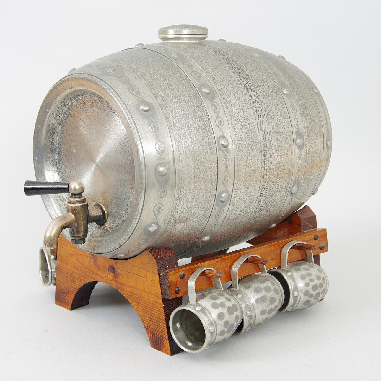 TUNNA MED TAPPKRAN OCH 6 MUGGAR, Norge, tenn med träställning.