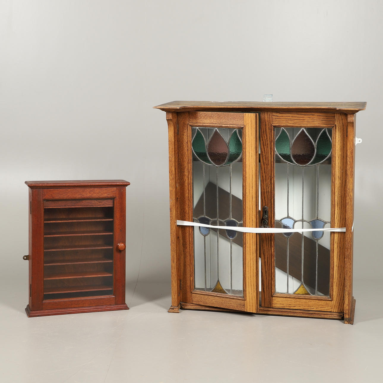 EIN WANDSCHRANK AUS EICHENHOLZ IM JUGENDSTIL UND EIN WEITERER MODERNER WANDSCHRANK.