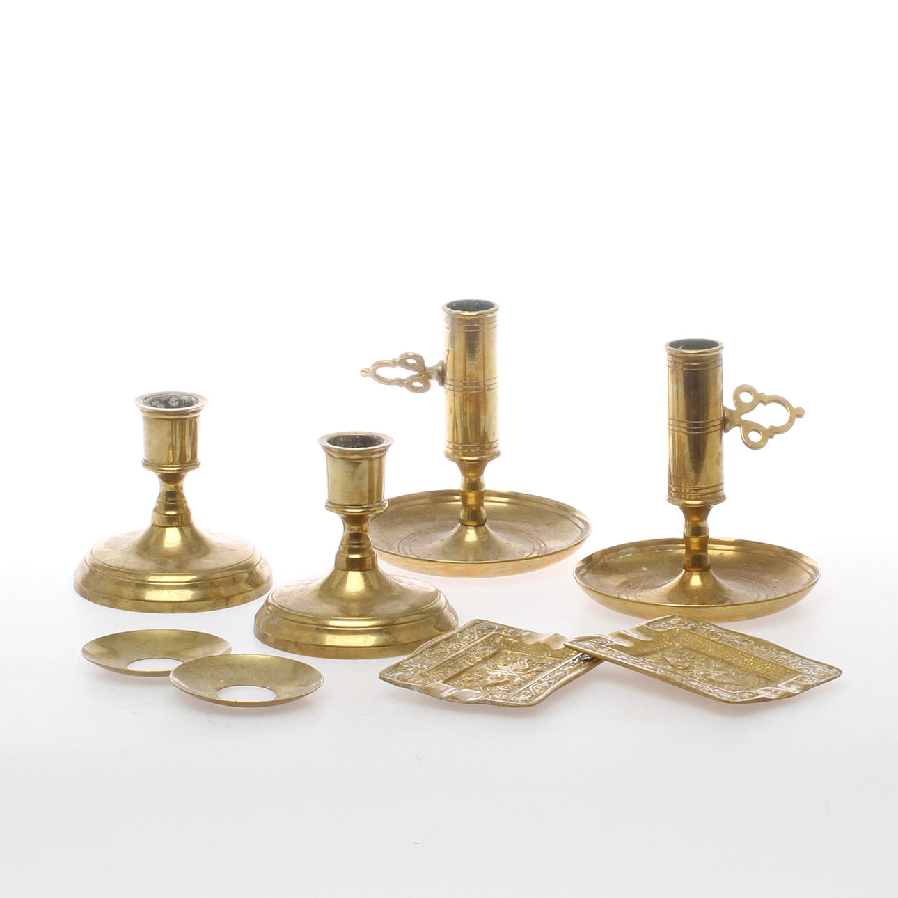 LJUSSTAKAR, 2 par, samt ASKFAT, 2 st, mässing, 1900-tal.