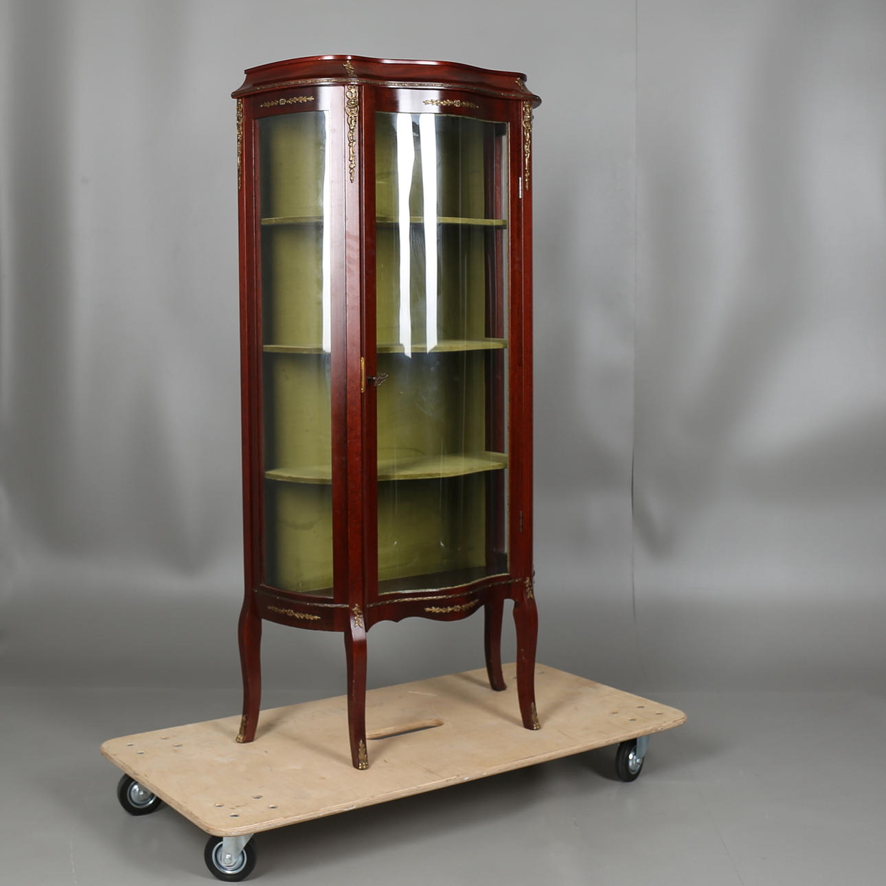 VITRINSKÅP, rokokostil, mahogny, 1900-talets andra hälft.