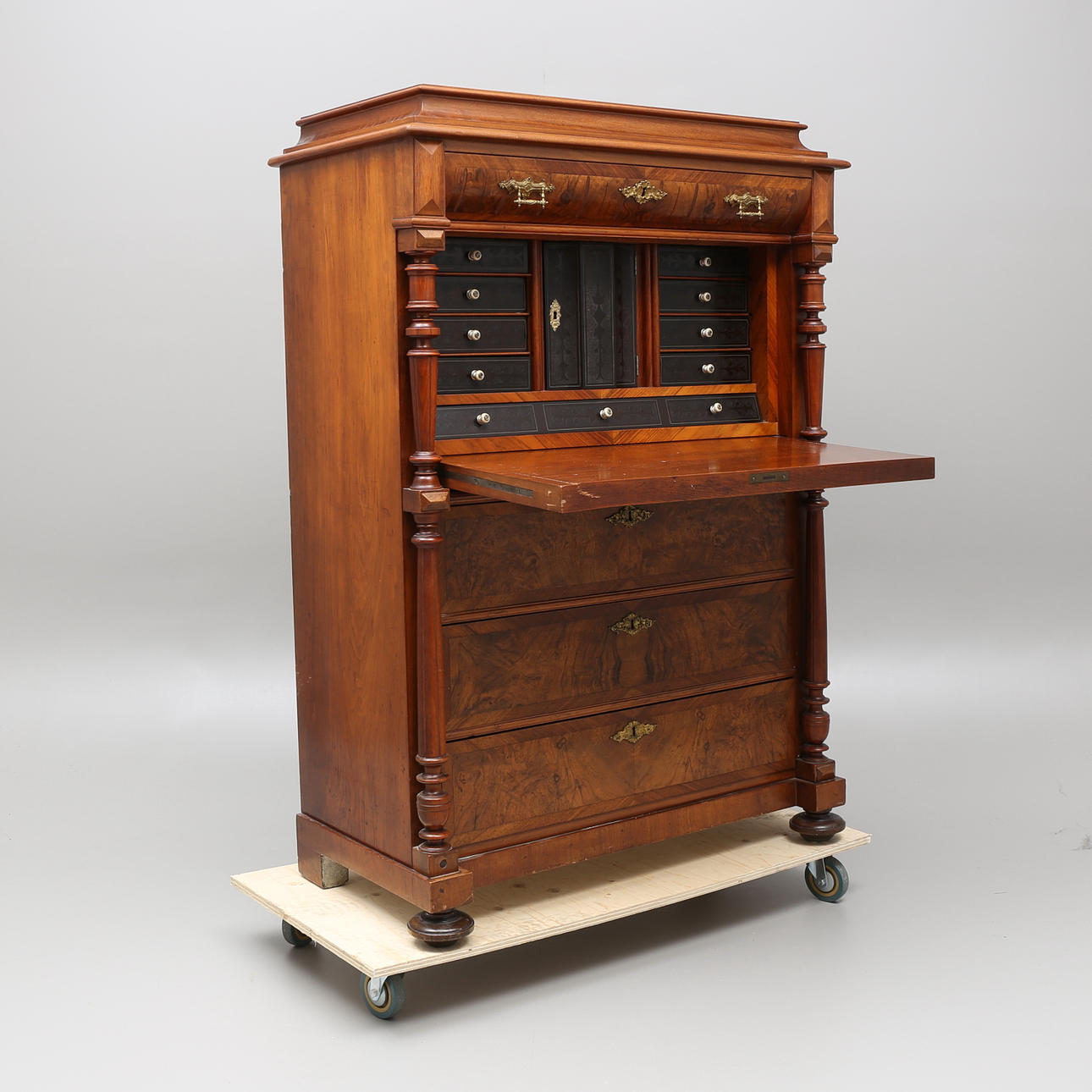 CHIFFONJÉ, nyrenässans, 1800-talets andra hälft.