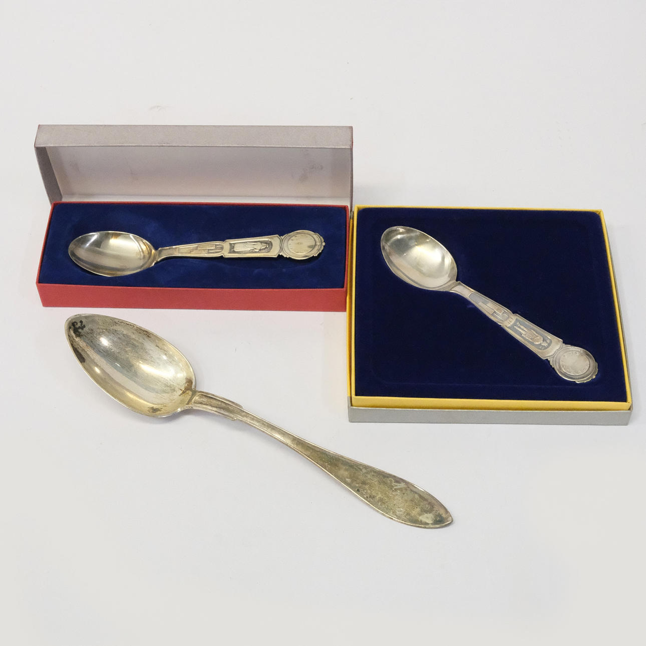 TVÅ DOPSKEDAR SAMT SKED, SILVER.