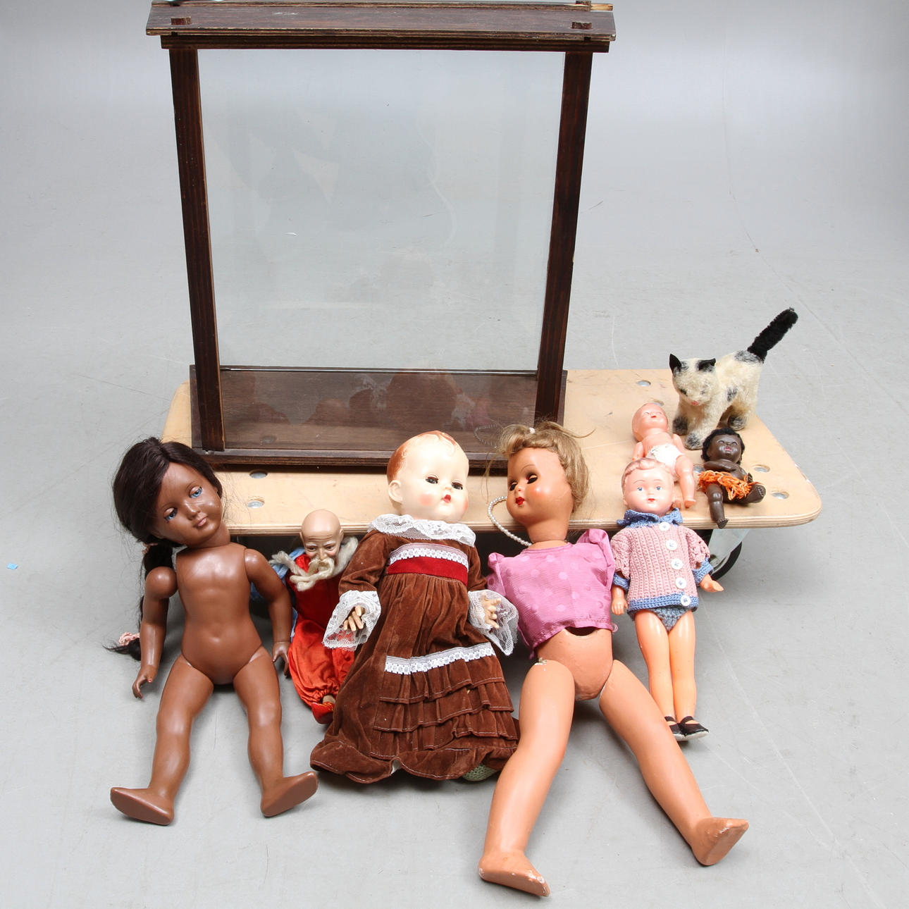 Dockskåp, 7 dockor och en katt. Sköldpadda Tortulon, Pedigree, Rosebud med flera.
