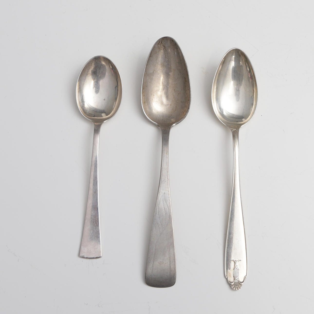 SKEDAR, 3 st, varav 2 st med svensk silverstämpel, olika sorter. Silver ...