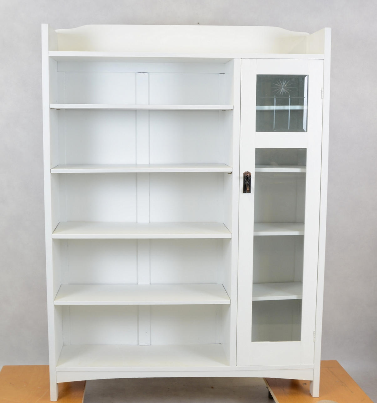 BOKHYLLA MED SKÅPSVITRIN, Jugend, 1900-talets första hälft.