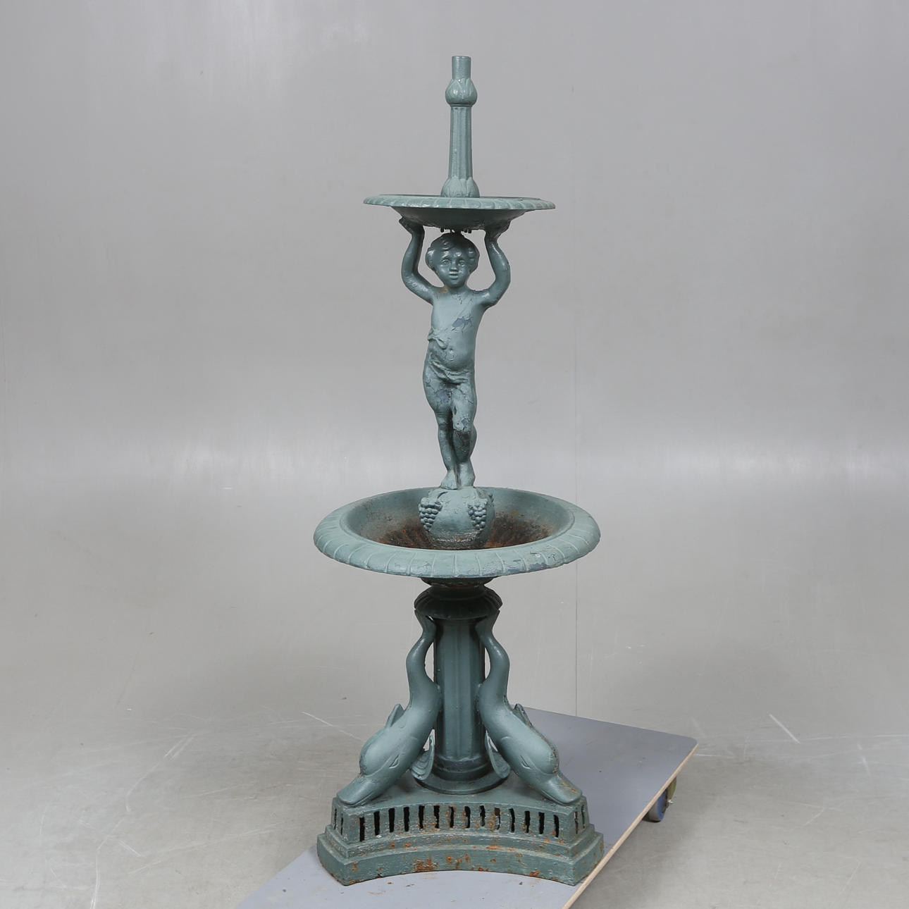 Ein gusseiserner Brunnen, 20. Jahrhundert.