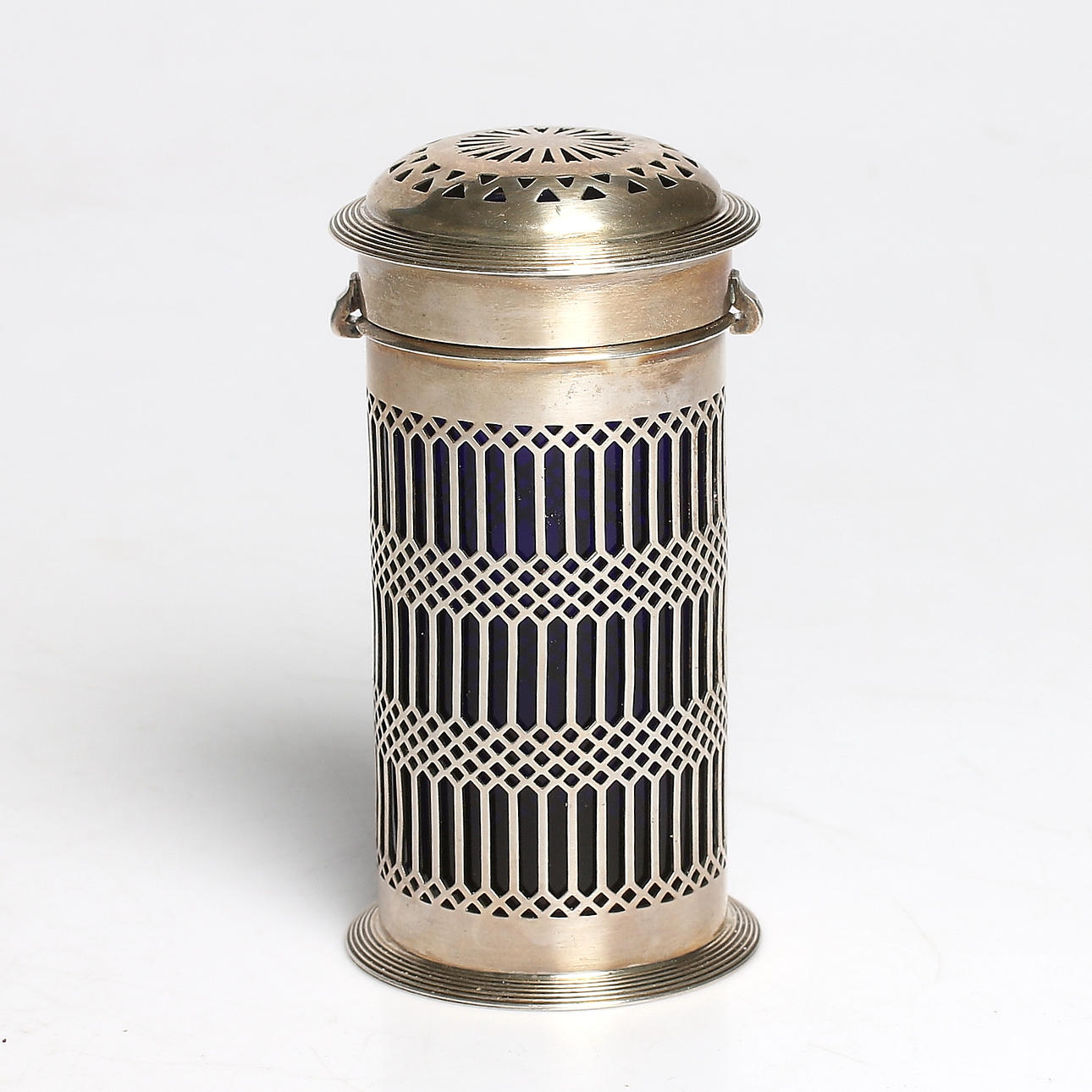 STRÖARE, sterling silver samt glas, Haesler Brothers, Edward John Haseler & Noble Haseler, London, England, 1875. Vikt 82 gram.