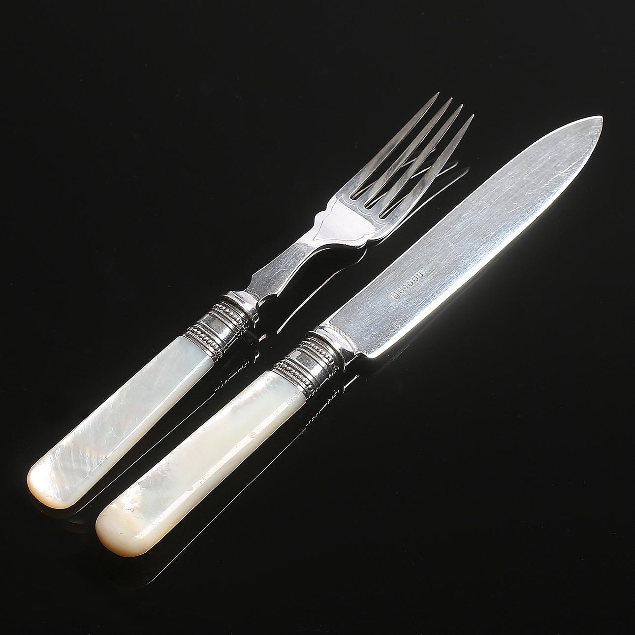 DESSERTESTICK, 24 delar, rostfritt stål samt pärlemorimitation, 1900-tal.