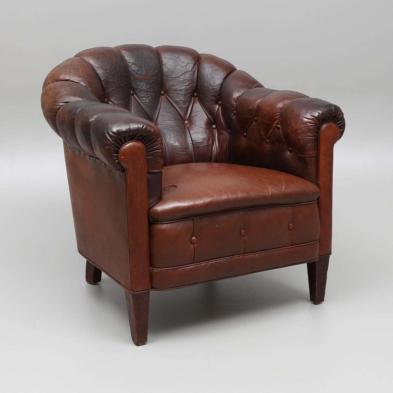 FÅTÖLJ, skinn, Chesterfield, 1900-talets första hälft.