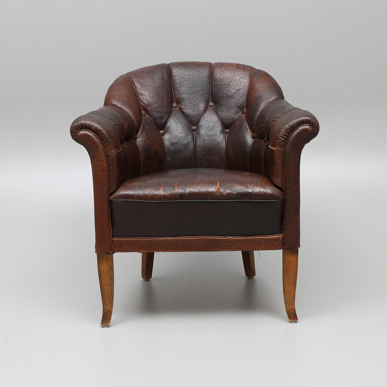 CLUBFÅTÖLJ, skinn, 1900-talets första hälft.