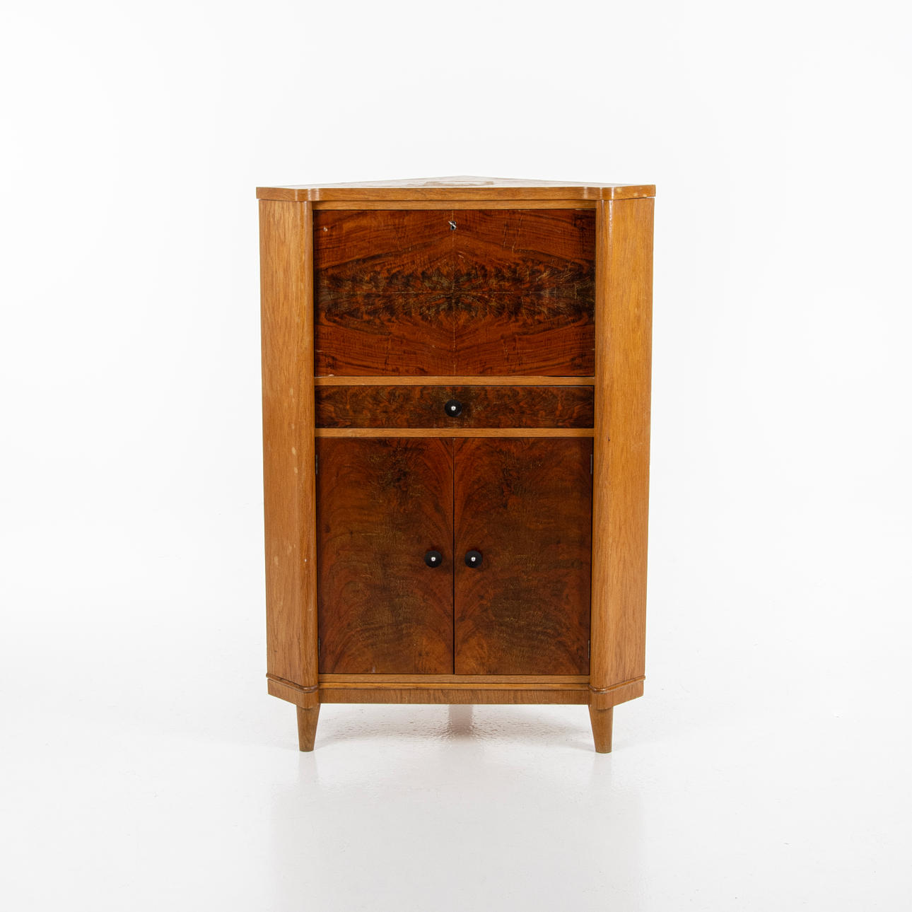 Ein Eckbarschrank, 1930er/40er Jahre.