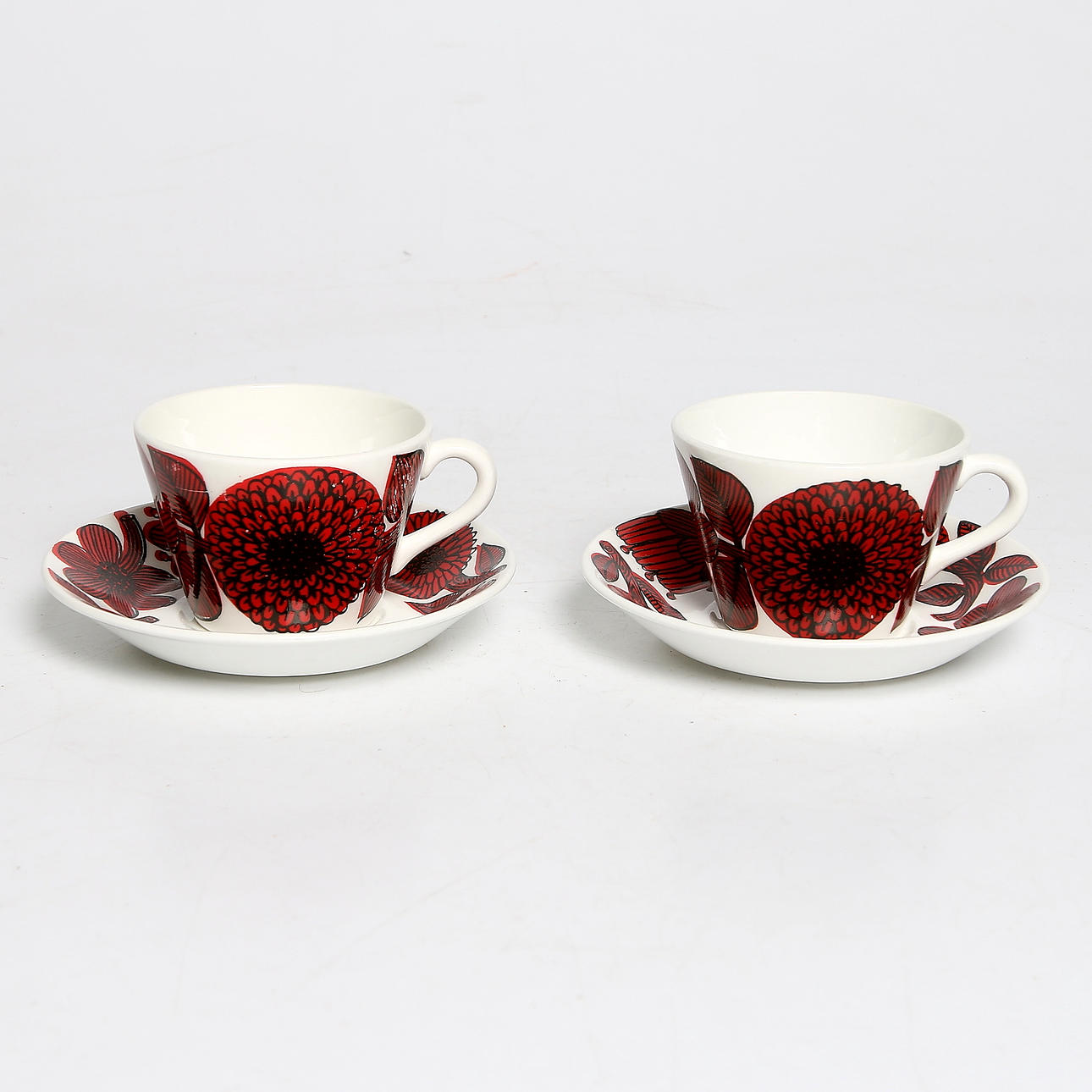 KAFFEKOPPAR och FAT, 4 delar, benporslin, "Röd Aster", Stig Lindberg, Gustavsberg. 1900-talets mitt.