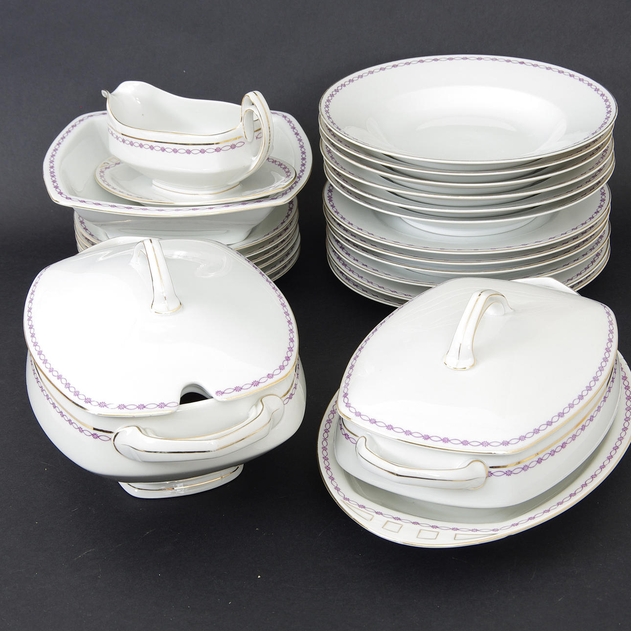 MATSERVIS, porslin med blom och förgylld kant.