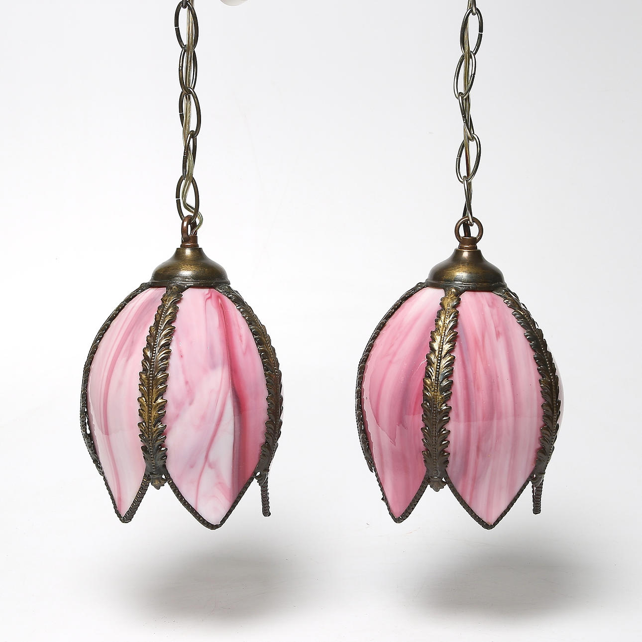 FÖNSTERLAMPOR, ett par, Tiffany-stil, 1900-tal.