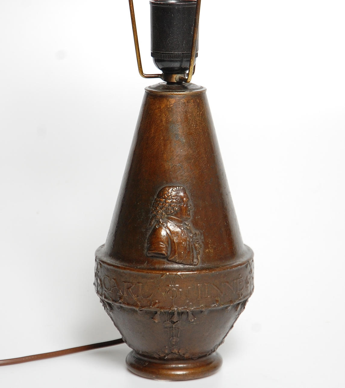 HUGO ELMQVIST. 1862-1930 BORDSLAMPA, brons.