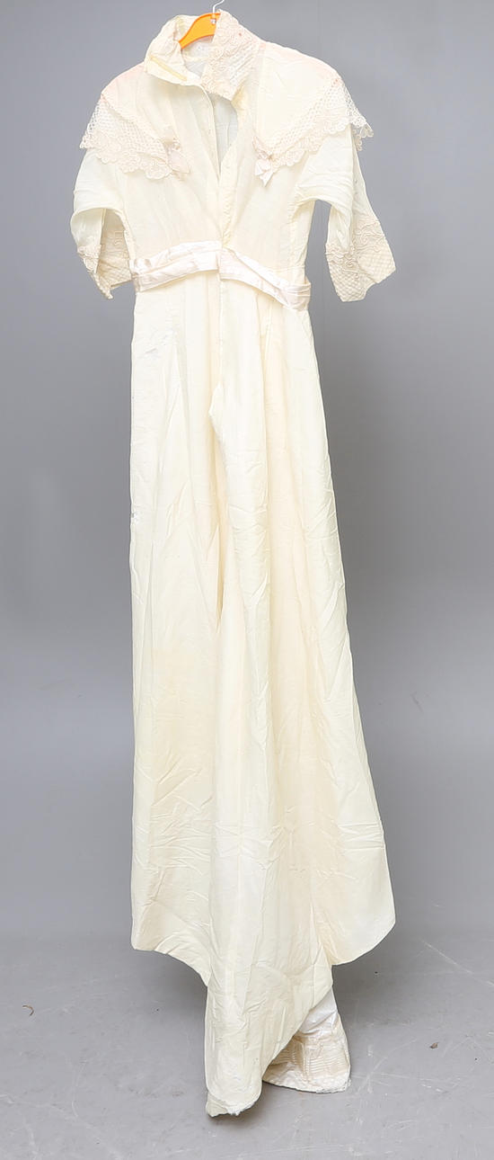 BRUDKLÄNNING med tillbehör, 1910-tal.