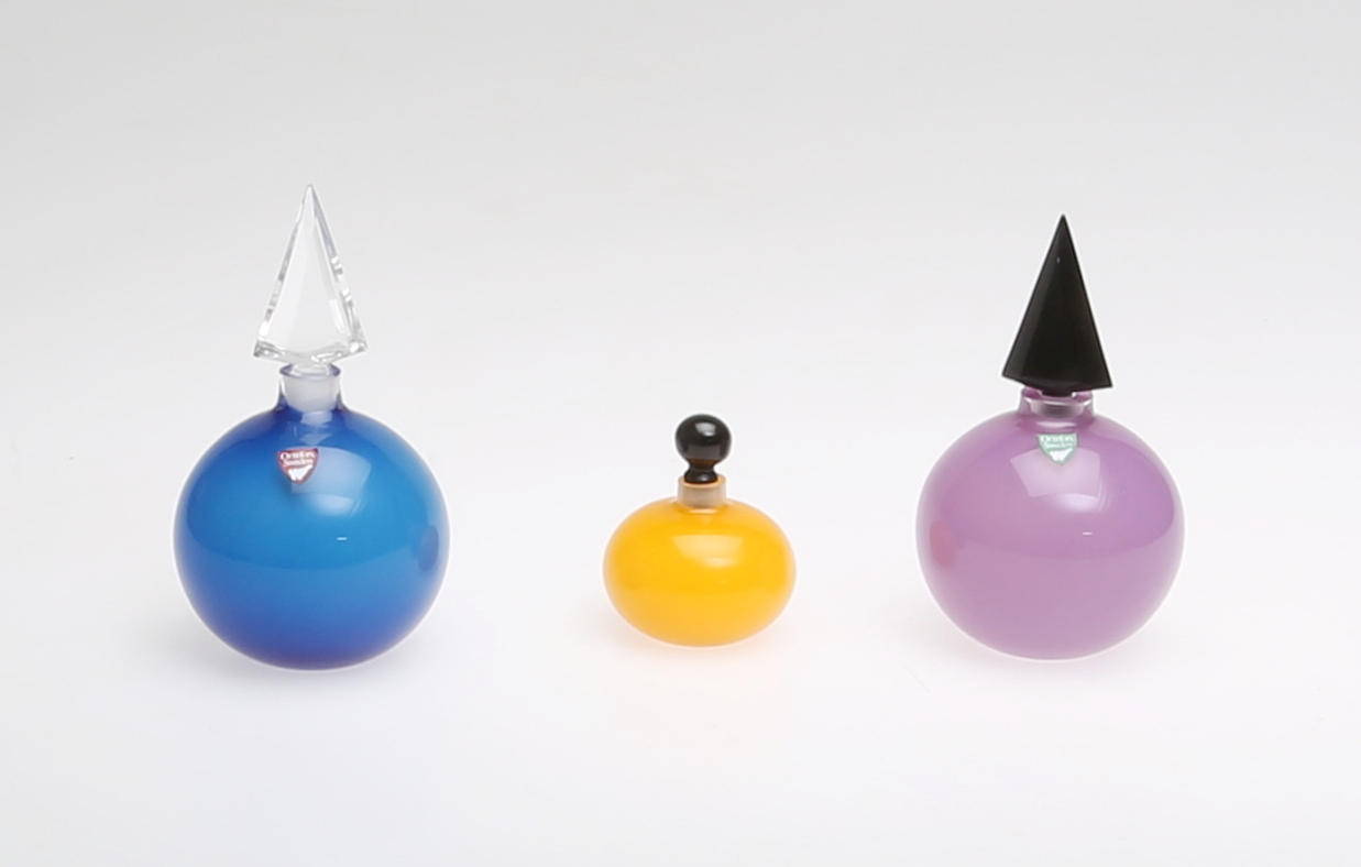 FLAKONGER, 3 st, glas, Orrefors, signerade.