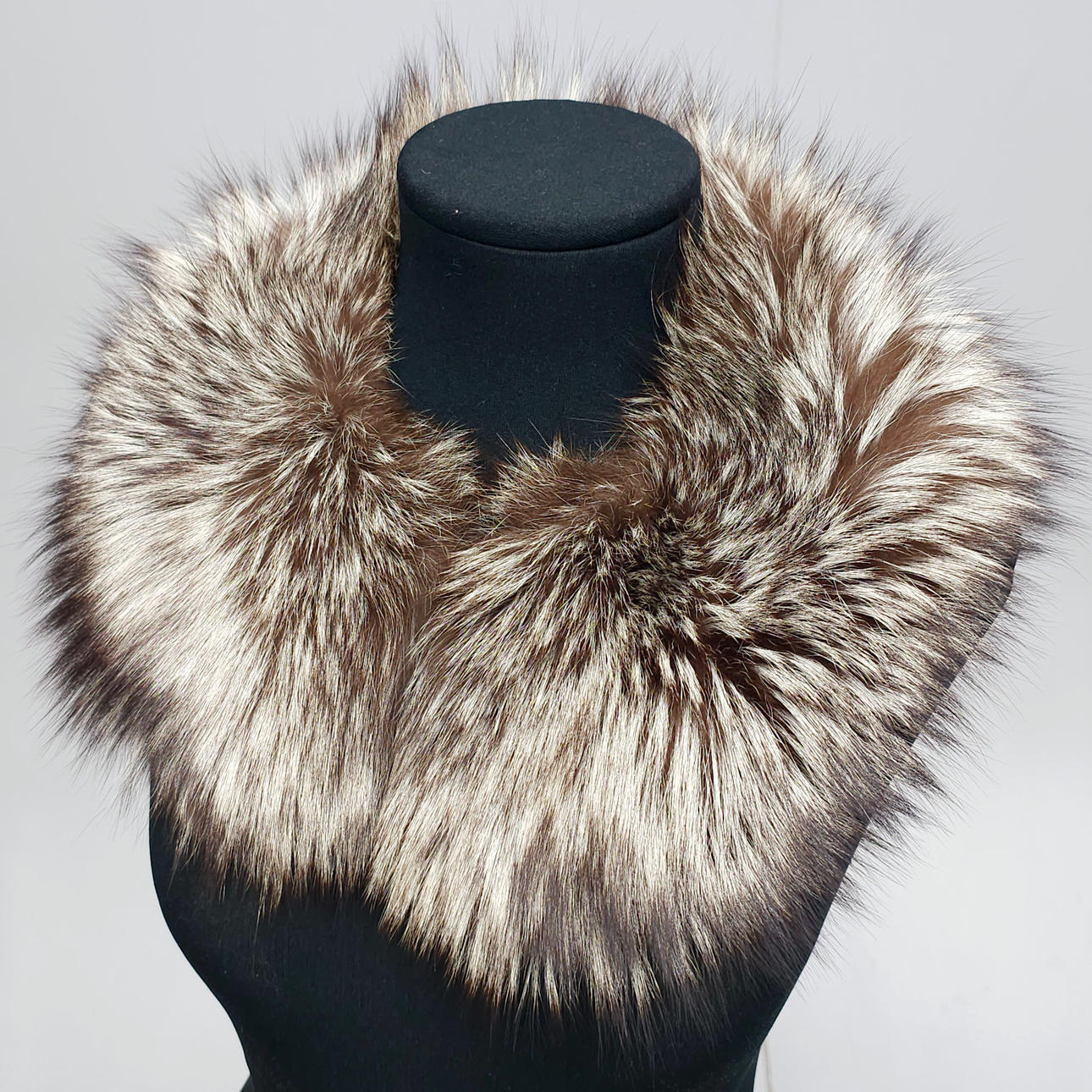 CUELLO DE ZORRO PLATEADO, CIERRE CON GANCHO.