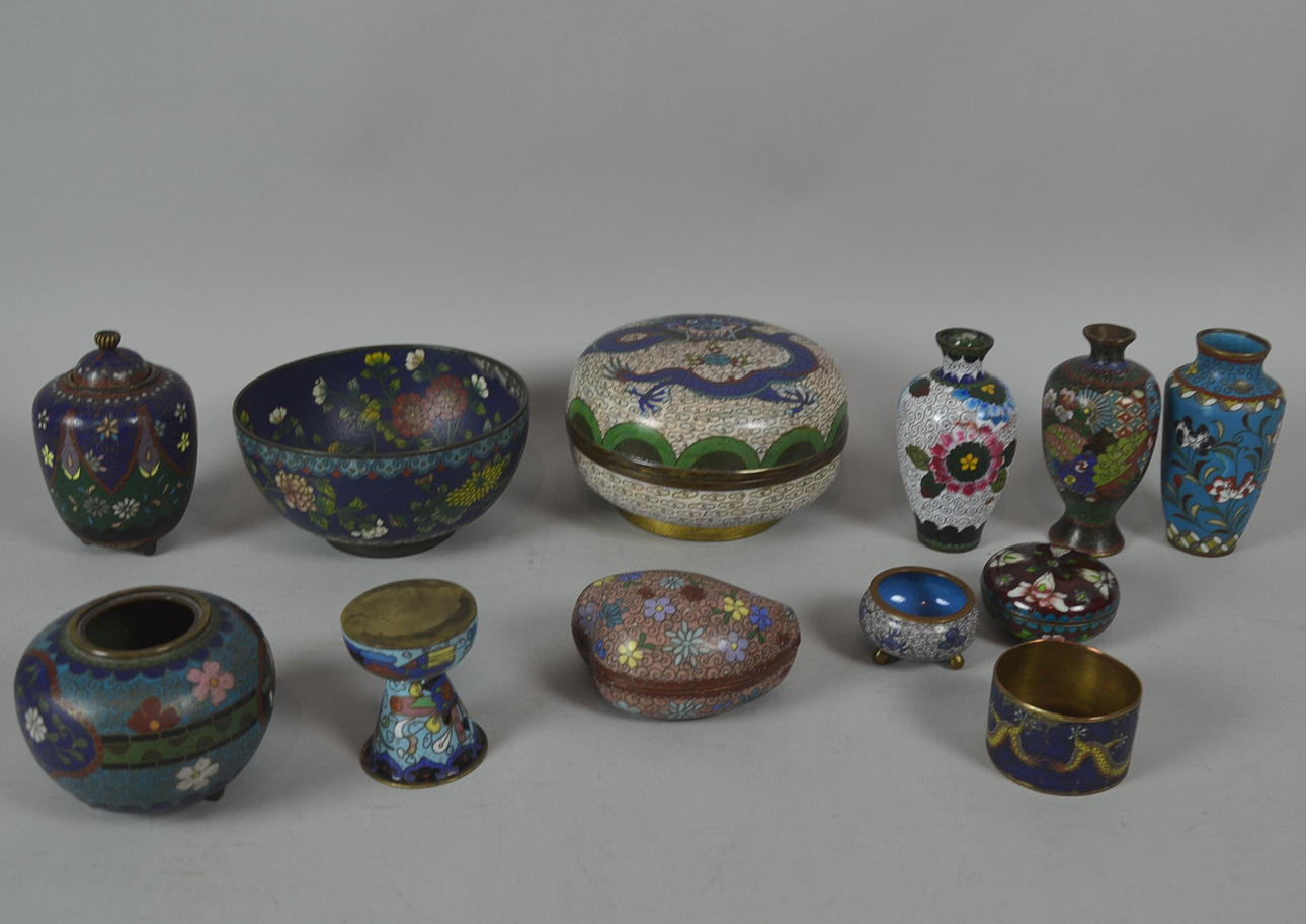 BLANDAT MYCKET CLOISONNÉVERK.