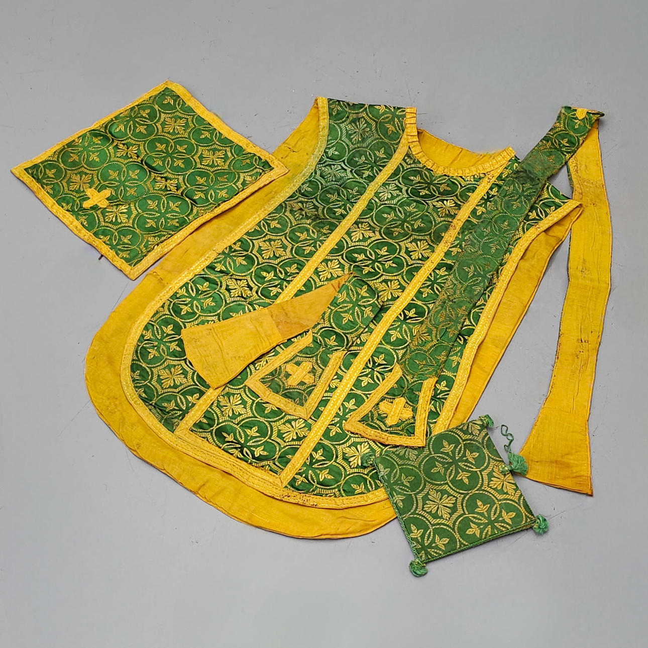 ANTIGUA CASULLA CON ACCESORIOS.