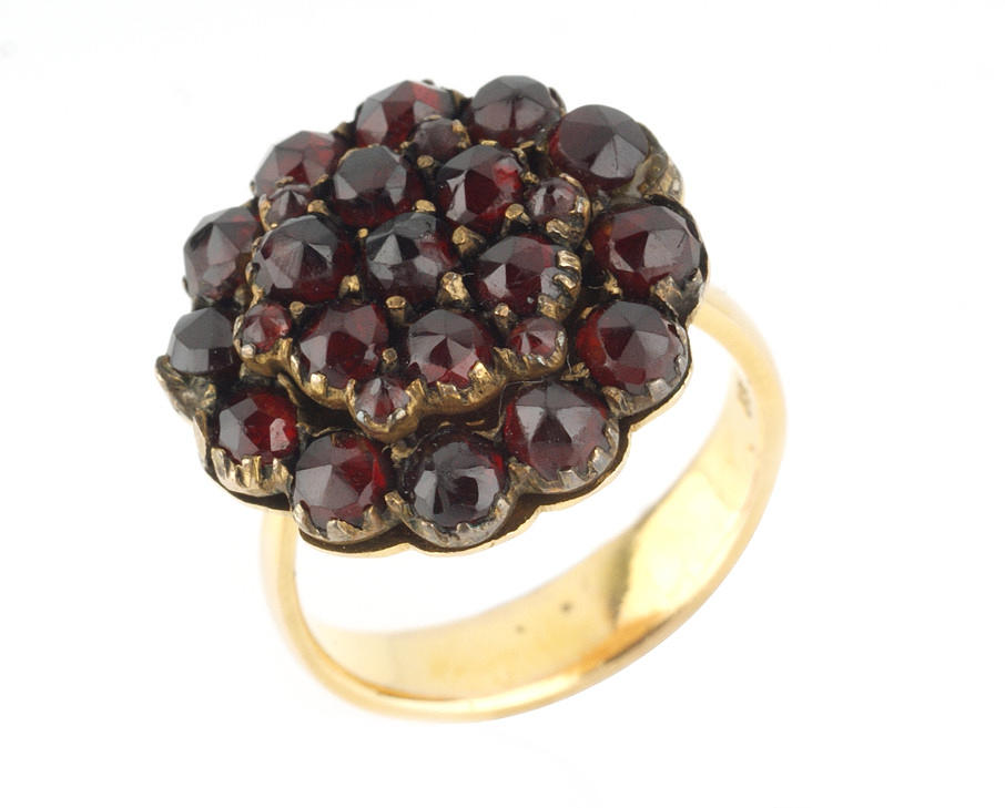 GRANATRING 585 gult guld ca. 5,4 g.