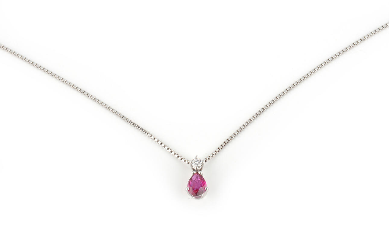 Halsband med ruby drop hänge ca. 0,55 ct och briljant ca. 0,8 ct 585 vitguld ca. 3,4 g.