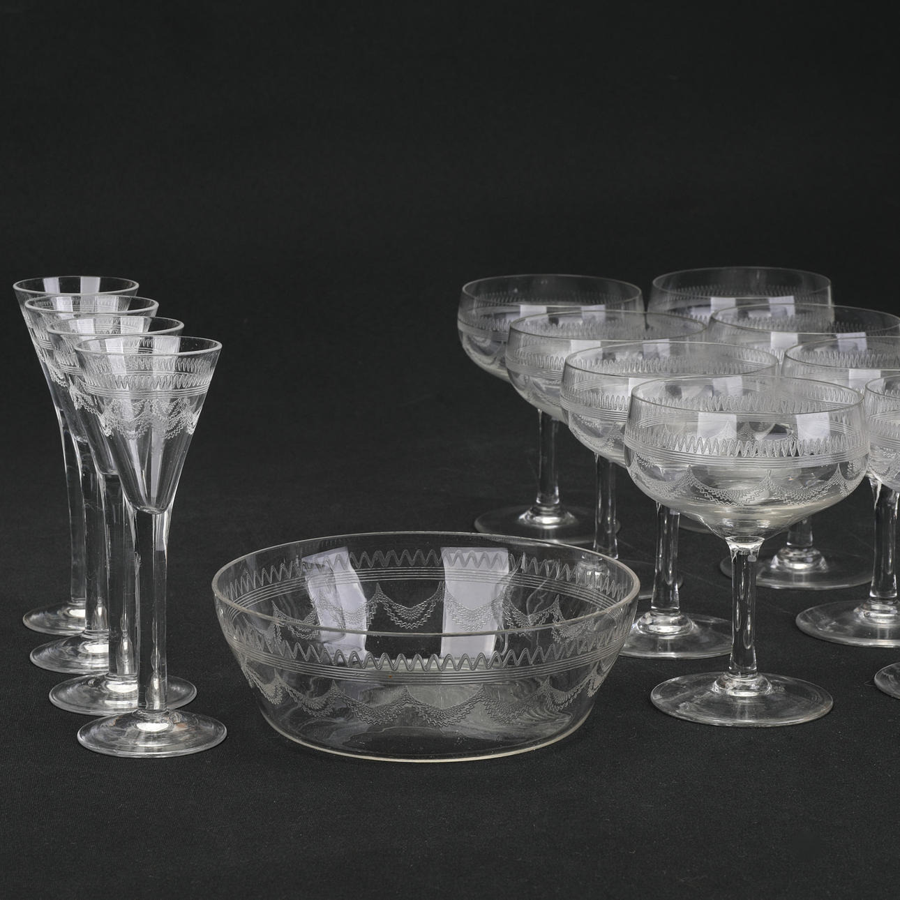 Dekorationsglas, 13 dele, ætset, første halvdel af det 20. århundrede.