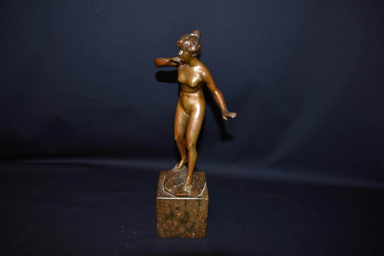 brons figur kvinna.