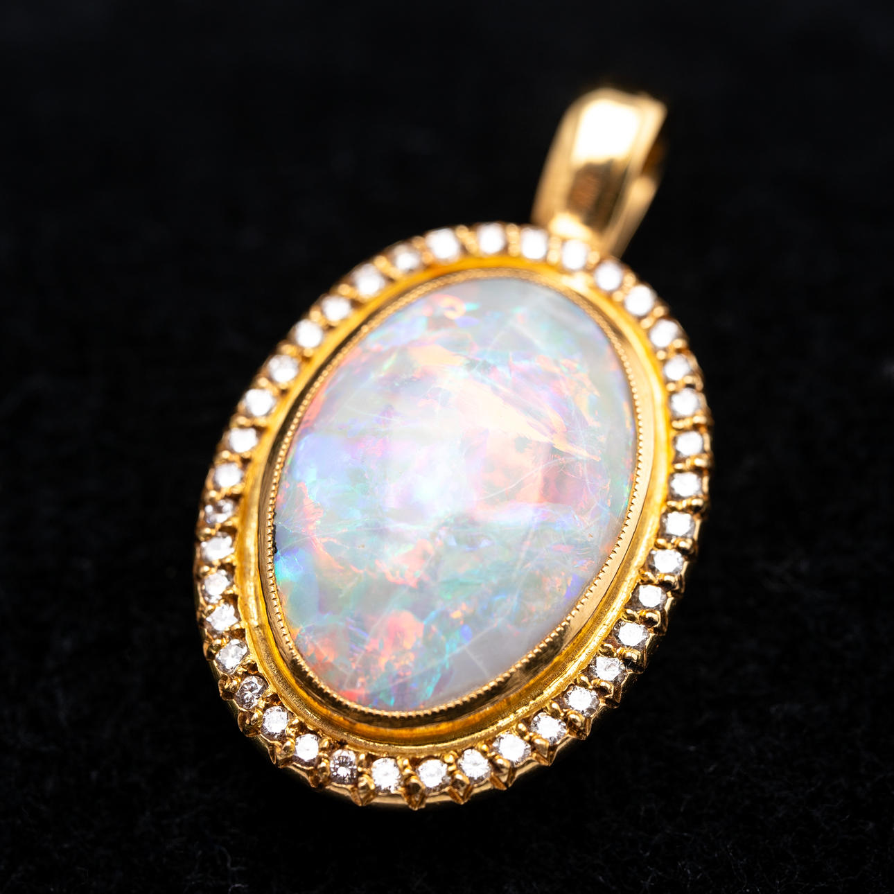 Anhänger mit Opal und Diamanten.