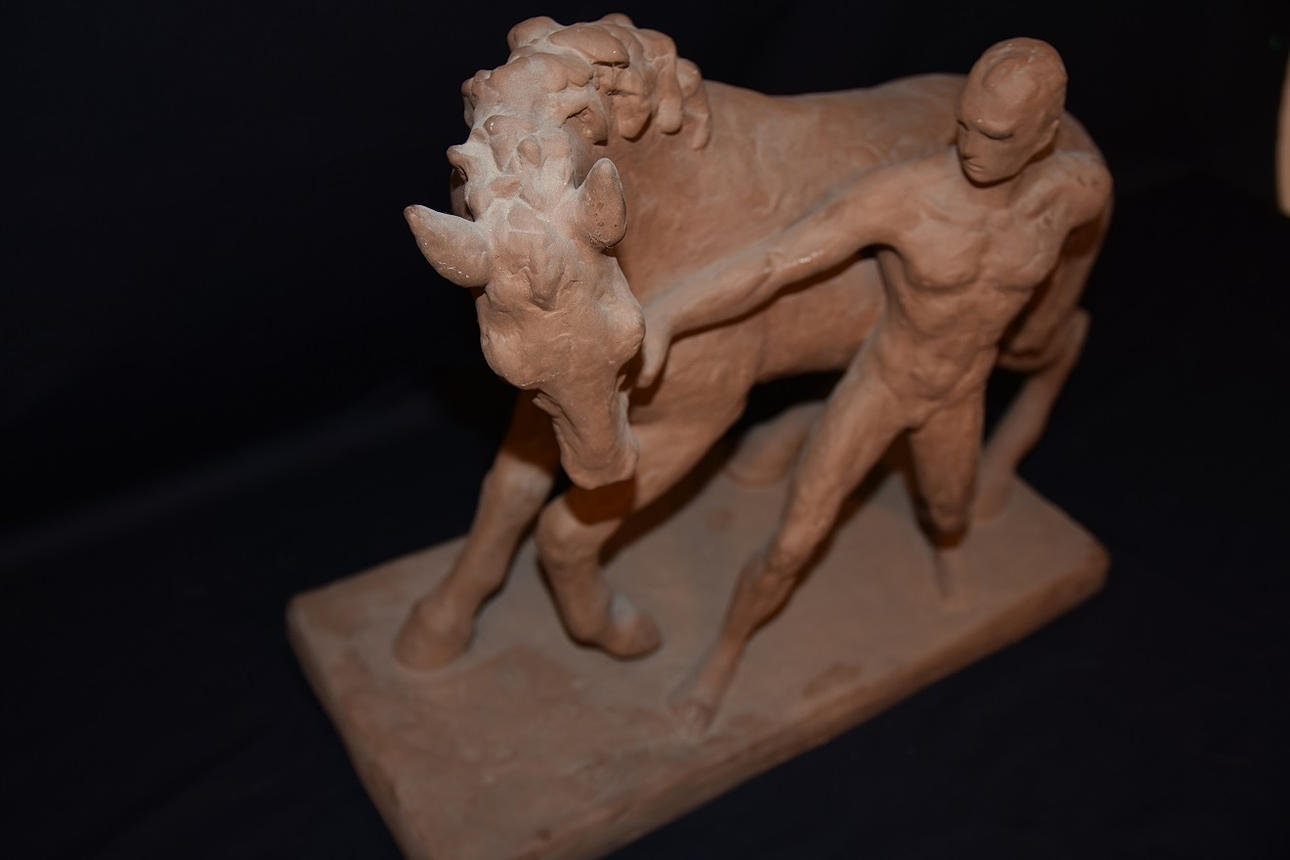 stor porslin häst med ryttare.