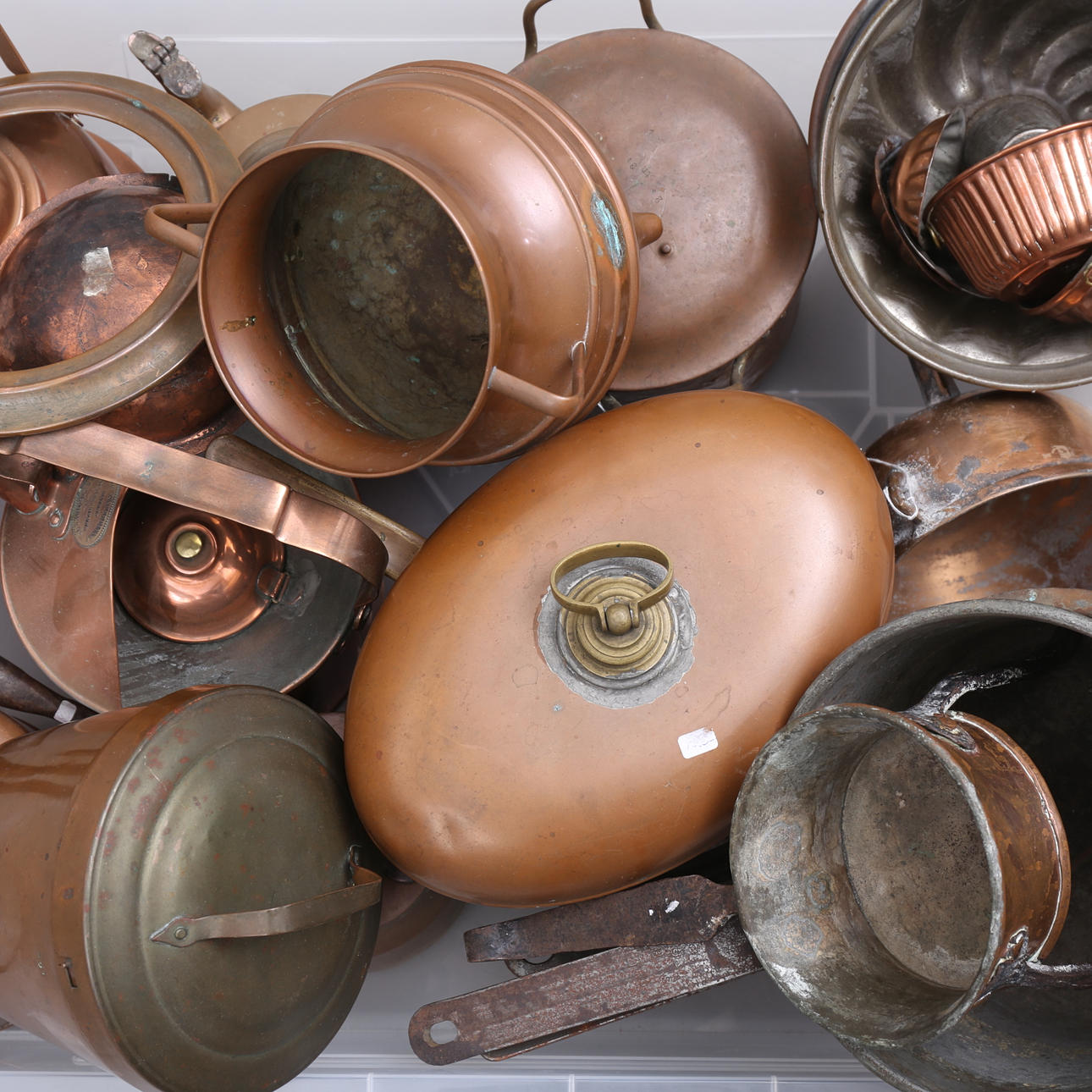 A LOT OF COPPER OBJECTS, 1800/1900.